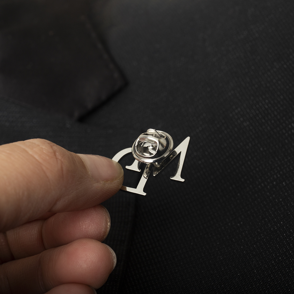 Tangula Custom Initials Brooch - Tuxedo Lapel Pin reseña y precio
