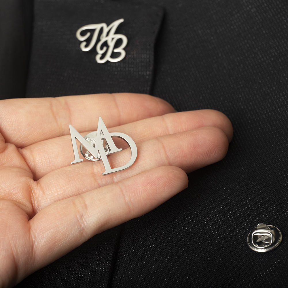 Tangula Custom Initials Brooch - Tuxedo Lapel Pin reseña y precio
