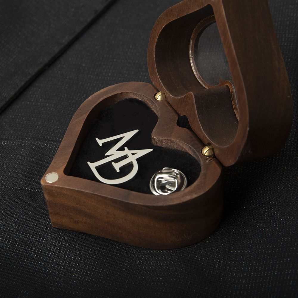 Tangula Custom Initials Brooch - Tuxedo Lapel Pin reseña y precio